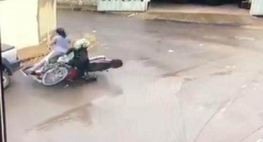 Ciclista de 52 anos fica gravemente ferida após ser atropelada por motoqueiro inabilitado em Lagoa Formosa Ciclista de 52 anos fica gravemente ferida após ser atropelada por motoqueiro inabilitado em Lagoa Formosa