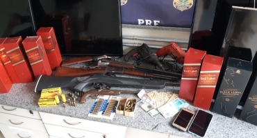 PRF prende autores que invadiram fazenda em Lagoa Formosa e roubaram armas, dinheiro e carro PRF prende autores que invadiram fazenda em Lagoa Formosa e roubaram armas, dinheiro e carro