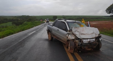 Uma pessoa morre e outras seis ficam feridas em um acidente envolvendo dois automóveis na BR-365 Uma pessoa morre e outras seis ficam feridas em um acidente envolvendo dois automóveis na BR-365
