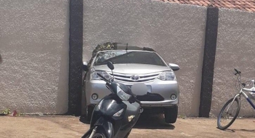 Condutora de automóvel atinge muro de escola e motocicleta em Patos de Minas ao confundir pedal Condutora de automóvel atinge muro de escola e motocicleta em Patos de Minas ao confundir pedal