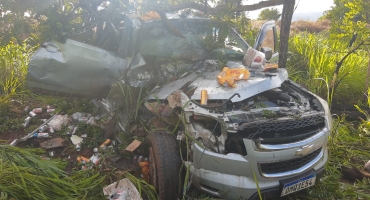 Mulher de 58 anos capota caminhonete após cochilar ao volante na MG-410 em Lagoa Grande Mulher de 58 anos capota caminhonete após cochilar ao volante na MG-410 em Lagoa Grande