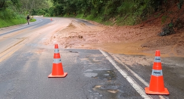 Deslizamento de terra interdita parte da pista da MGC-354 entre Patos de Minas e Presidente Olegário Deslizamento de terra interdita parte da pista da MGC-354 entre Patos de Minas e Presidente Olegário