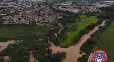 Corpo de Bombeiros emite alerta para risco de transbordamento do Rio Paranaíba em Patos de Minas