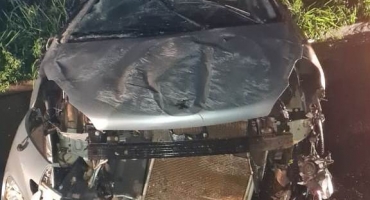Garota de 11 anos fica ferida após capotamento na BR-354 no município de Carmo do Paranaíba Garota de 11 anos fica ferida após capotamento na BR-354 no município de Carmo do Paranaíba