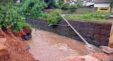 Ponte na cidade de São Gotardo desmorona com as fortes chuvas dos últimos dias Ponte na cidade de São Gotardo desmorona com as fortes chuvas dos últimos dias