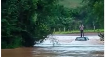 Águas transbordam em ponte da zona rural de Rio Paranaíba e deixe carro e motorista ilhados Águas transbordam em ponte da zona rural de Rio Paranaíba e deixe carro e motorista ilhados
