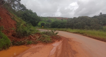 Deslizamentos de terra são registrados em rodovias da região e Polícia Militar Rodoviária faz alerta Deslizamentos de terra são registrados em rodovias da região e Polícia Militar Rodoviária faz alerta