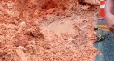 Novo rompimento de terra interdita trecho entre Patos de Minas e Varjão de Minas na BR-365 Novo rompimento de terra interdita trecho entre Patos de Minas e Varjão de Minas na BR-365