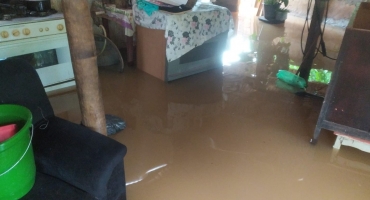 Moradores tem casas inundadas após córrego transbordar em Presidente Olegário Moradores tem casas inundadas após córrego transbordar em Presidente Olegário