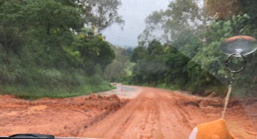Pista da MGC-354 entre Presidente Olegário e Patos de Minas fica parcialmente interditada após novo deslizamento de terra Pista da MGC-354 entre Presidente Olegário e Patos de Minas fica parcialmente interditada após novo deslizamento de terra