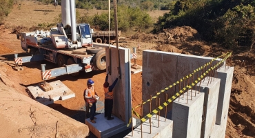 Construção de ponte sobre o Rio Dourados chega à fase final na LMG-745, em Coromandel Construção de ponte sobre o Rio Dourados chega à fase final na LMG-745, em Coromandel