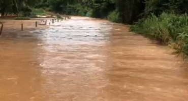 Rio Paranaíba transborda e cobre ponte no município de Carmo do Paranaíba Rio Paranaíba transborda e cobre ponte no município de Carmo do Paranaíba