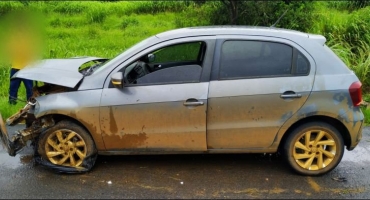 Condutora perde controle e bate carro em guardrail na BR-354 em Carmo do Paranaíba Condutora perde controle e bate carro em guardrail na BR-354 em Carmo do Paranaíba