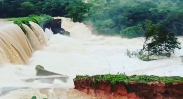Com risco de rompimento de barragem, moradores deixam suas casas em MG Com risco de rompimento de barragem, moradores deixam suas casas em MG