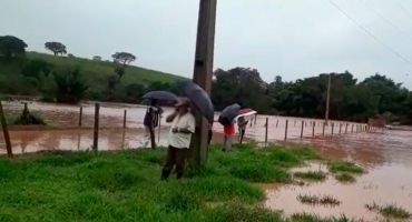 Ponte sobre o Rio Areado transborda e cobre ponte que liga Distrito de Major Porto a Carmo do Paranaíba e Quintinos 