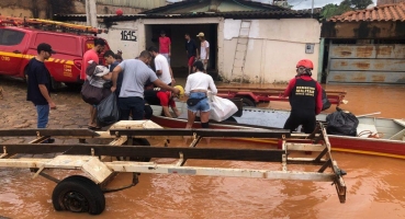Barcos são utilizado na remoção de pessoas atingidas pelas enchentes em Patos de Minas Barcos são utilizado na remoção de pessoas atingidas pelas enchentes em Patos de Minas