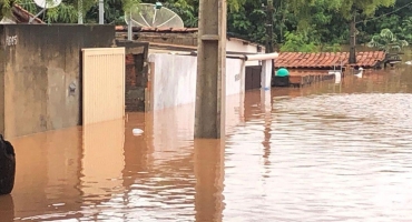 Pelo menos 51 famílias foram desabrigadas pela enchente do Rio Paranaíba em Patos de Minas Pelo menos 51 famílias foram desabrigadas pela enchente do Rio Paranaíba em Patos de Minas