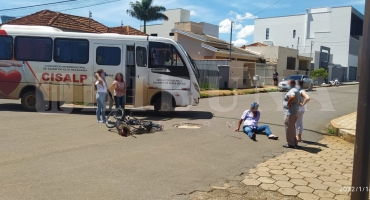 Carmo do Paranaíba – Idoso fica ferido em acidente entre bicicleta motorizada e micro-ônibus do CISALP