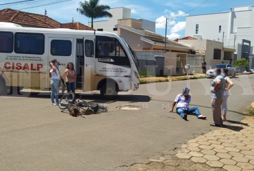 Carmo do Paranaíba – Idoso fica ferido em acidente entre bicicleta motorizada e micro-ônibus do CISALP