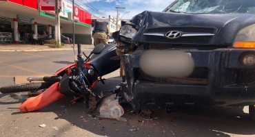 Acidente no centro de Patos de Minas deixa motoqueiro gravemente ferido
