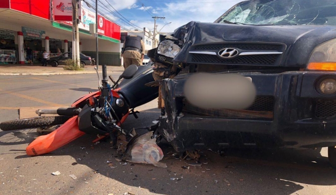 Acidente no centro de Patos de Minas deixa motoqueiro gravemente ferido