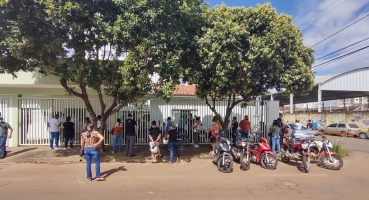 Fila é registrada nas primeiras horas de atendimento do Centro de Testagem e Enfrentamento à Covid-19 Fila é registrada nas primeiras horas de atendimento do Centro de Testagem e Enfrentamento à Covid-19