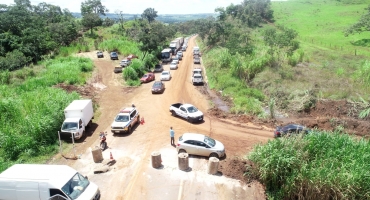Caminhões danificam desvio aberto para tráfego de veículos leves na MG-354 entre Presidente Olegário e Patos de Minas Caminhões danificam desvio aberto para tráfego de veículos leves na MG-354 entre Presidente Olegário e Patos de Minas