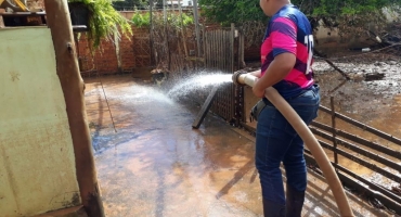 Copasa auxilia na limpeza de imóveis atingidos pela cheia do rio Paranaíba em Patos de Minas Copasa auxilia na limpeza de imóveis atingidos pela cheia do rio Paranaíba em Patos de Minas