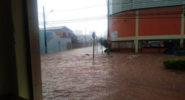 Temporal causa alagamentos em vários pontos na cidade de Patos de Minas Temporal causa alagamentos em vários pontos na cidade de Patos de Minas