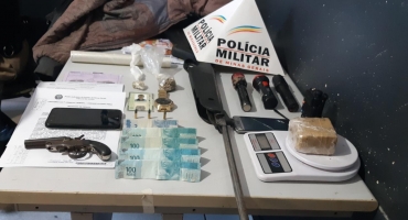 Polícia Militar prende suspeitos de cometerem roubo em uma fazenda na zona rural de Presidente Olegário Polícia Militar prende suspeitos de cometerem roubo em uma fazenda na zona rural de Presidente Olegário