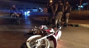 Motoqueiros fogem da polícia em Patos de Minas são perseguidos e acabam detidos com drogas após acidente Motoqueiros fogem da polícia em Patos de Minas são perseguidos e acabam detidos com drogas após acidente