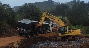 Carreta tenta passar por desvio feito pela Prefeitura de Presidente Olegário na MGC-354 e interdita trânsito Carreta tenta passar por desvio feito pela Prefeitura de Presidente Olegário na MGC-354 e interdita trânsito