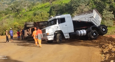 Carreta carregada com eucalipto tomba no desvio da MGC-354 e volta a complicar o tráfego de veículos Carreta carregada com eucalipto tomba no desvio da MGC-354 e volta a complicar o tráfego de veículos