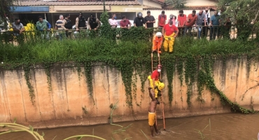 Homem é retirado do Córrego do Monjolo em Patos de Minas por militares do Corpo de Bombeiros Homem é retirado do Córrego do Monjolo em Patos de Minas por militares do Corpo de Bombeiros