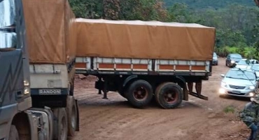 Carreta da “L” e volta a complicar tráfego de veículos no desvio da MGC-354 Carreta da “L” e volta a complicar tráfego de veículos no desvio da MGC-354