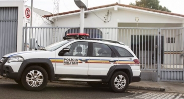 Ladrões invadem casa paroquial, rendem padre e levam carro, dinheiro e diversos produtos Ladrões invadem casa paroquial, rendem padre e levam carro, dinheiro e diversos produtos