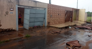 Temporal durante a madrugada em Patos de Minas danifica casas e asfalto, arrasta carros e provoca alagamentos Temporal durante a madrugada em Patos de Minas danifica casas e asfalto, arrasta carros e provoca alagamentos