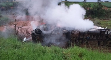 Acidente entre carreta e ônibus na BR-365 próximo a Patos de Minas provoca morte e deixa pessoas feridas Acidente entre carreta e ônibus na BR-365 próximo a Patos de Minas provoca morte e deixa pessoas feridas