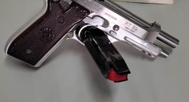 Pistola carregada com 19 munições é apreendida durante abordagem na MGC-354 em Patos de Minas Pistola carregada com 19 munições é apreendida durante abordagem na MGC-354 em Patos de Minas