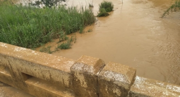Córrego Babilônia volta a transbordar no munício de Lagoa Formosa Córrego Babilônia volta a transbordar no munício de Lagoa Formosa