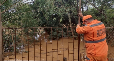 Enchentes em Patos de Minas se agravam novamente e prefeitura convoca voluntários para retirar famílias