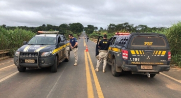 Erosão na BR-365 aumenta e complica trabalho do DNIT; que monta bloqueios após interditar a Ponte dos Vieiras Erosão na BR-365 aumenta e complica trabalho do DNIT; que monta bloqueios após interditar a Ponte dos Vieiras