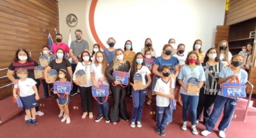 1.200 kits são doados pela FEPAM e UNIPAM para escolas estaduais de Patos de Minas 1.200 kits são doados pela FEPAM e UNIPAM para escolas estaduais de Patos de Minas
