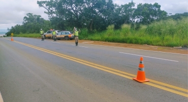 Polícia Militar Rodoviária intensifica fiscalização em rodovias utilizadas para desviar o fluxo de veículos da BR-365 Polícia Militar Rodoviária intensifica fiscalização em rodovias utilizadas para desviar o fluxo de veículos da BR-365