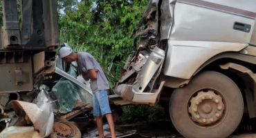 Uma pessoa morreu e várias outras ficaram feridas durante engavetamento na MG-230 em Rio Paranaíba Uma pessoa morreu e várias outras ficaram feridas durante engavetamento na MG-230 em Rio Paranaíba