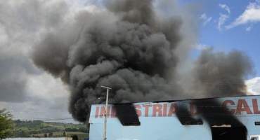 Incêndio destrói indústria de calçados em Patos de Minas Incêndio destrói indústria de calçados em Patos de Minas