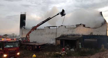 Corpo de Bombeiros trabalha por 30 horas para conter incêndio em fábrica de calçados de Patos de Minas Corpo de Bombeiros trabalha por 30 horas para conter incêndio em fábrica de calçados de Patos de Minas