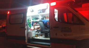 Filho se corta quebrando objetos da própria casa e acusa pai de esfaqueá-lo Filho se corta quebrando objetos da própria casa e acusa pai de esfaqueá-lo