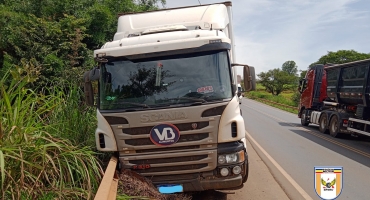 Motorista freia bruscamente para evitar colisão traseira e atinge guardrail na BR-354 em Lagoa Formosa Motorista freia bruscamente para evitar colisão traseira e atinge guardrail na BR-354 em Lagoa Formosa