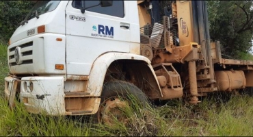 Caminhoneiro pula de caminhão em movimento após veículo apresentar problemas no sistema de freios Caminhoneiro pula de caminhão em movimento após veículo apresentar problemas no sistema de freios